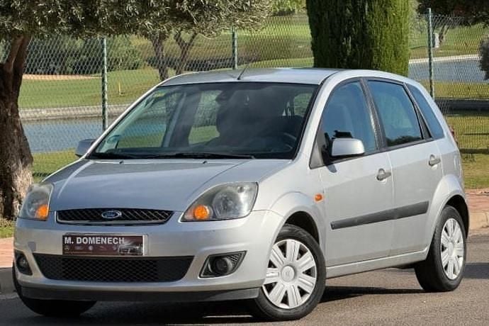 Usado Ford Fiesta Ghia 80 CV (58 kW) 2006 Gris Utilitario