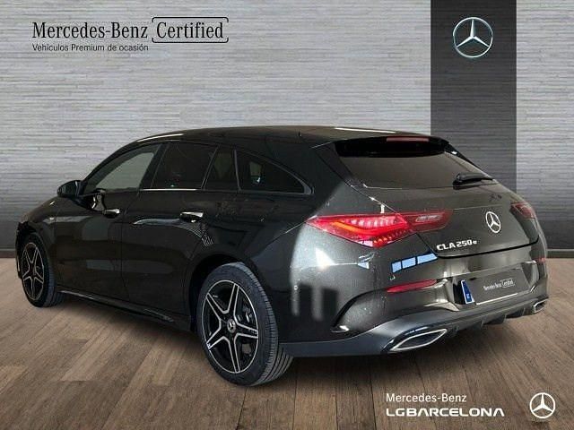 Usado Mercedes CLA250e Shooting Brake 218 CV (160 kW) 2026 Negro cosmos Familiar