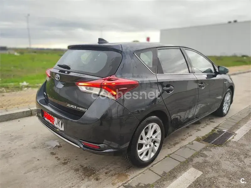 Usado Toyota Auris Hybrid Active 136 CV (100 kW) 2015 Negro Berlina