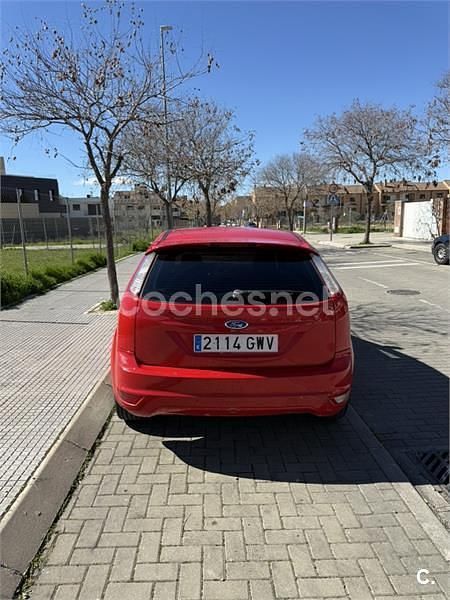 Usado Ford Focus Trend 109 CV (80 kW) 2010 Rojo Berlina