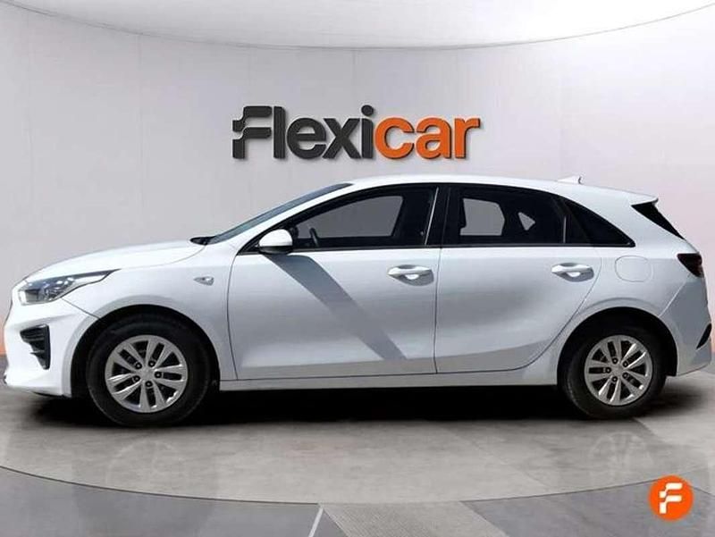 Begagnad Kia Ceed 120 HK (88 kW) 2020 Vit Halvkombi