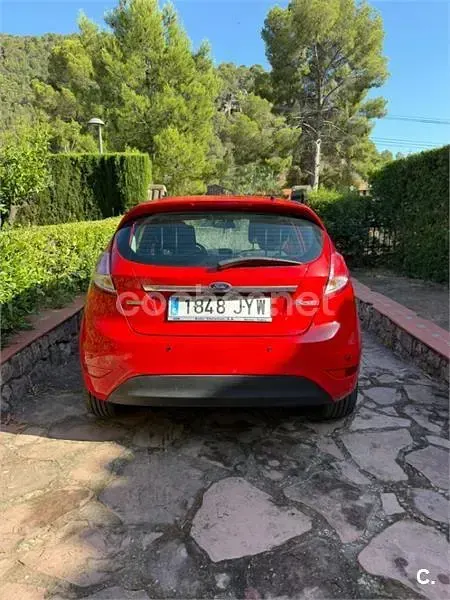 Usado Ford Fiesta Trend 100 CV (73 kW) 2017 Rojo Utilitario