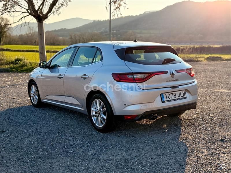 Usado Renault Mégane IV Zen 130 CV (95 kW) 2016 Gris / plata Berlina
