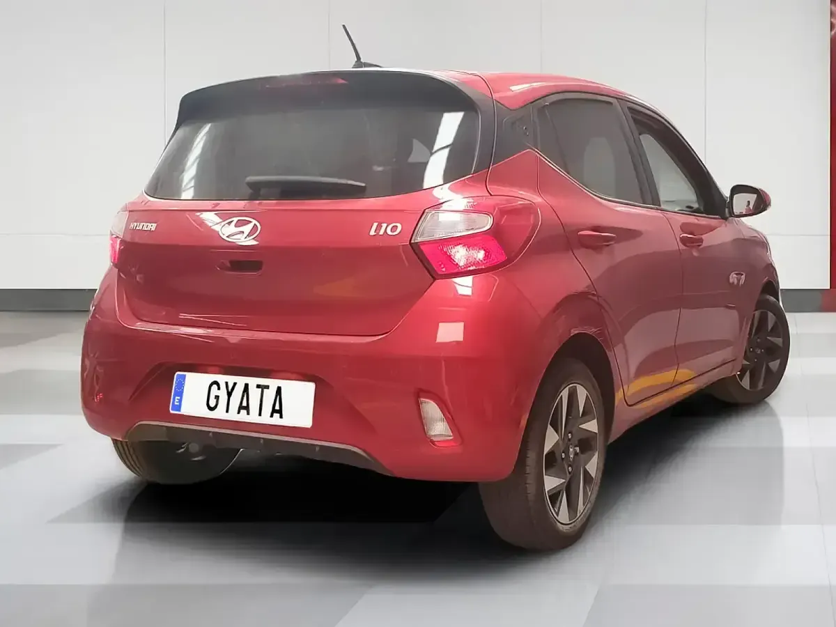 Usado Hyundai i10 63 CV (46 kW) 2025 Rojo Utilitario