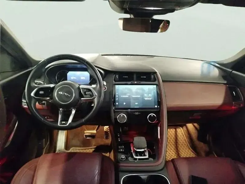 Usado Jaguar E-Pace R-Dynamic 309 CV (227 kW) 2023 Gris / plata SUV