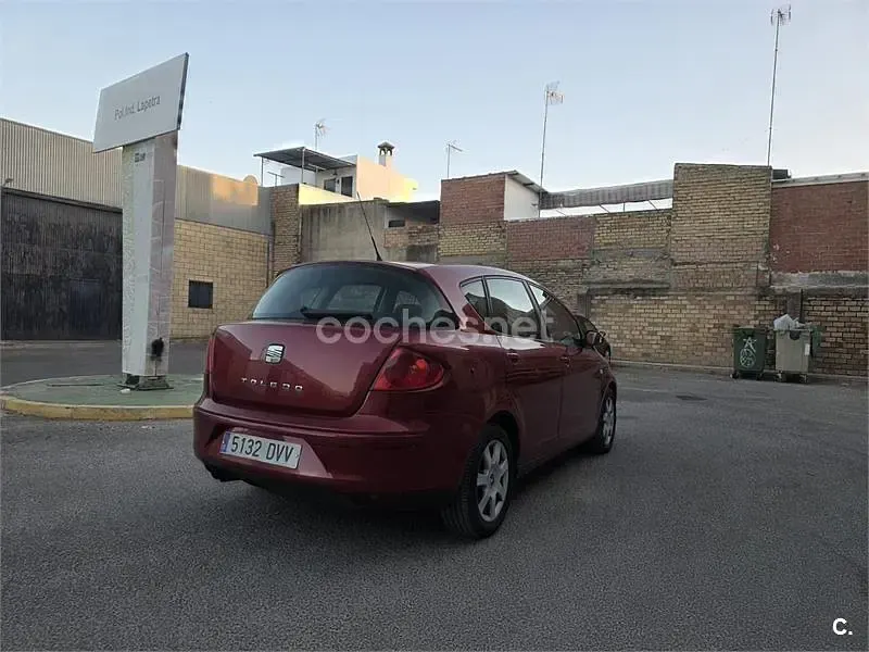 Usado Seat Toledo Sport 105 CV (77 kW) 2004 Granate Berlina