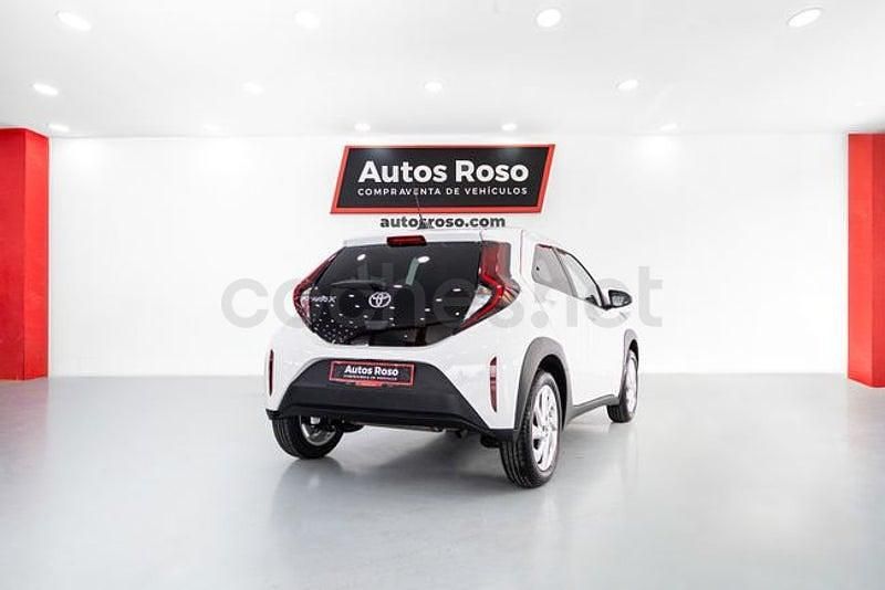 Usado Toyota Aygo X Play 72 CV (52 kW) 2025 Blanco SUV