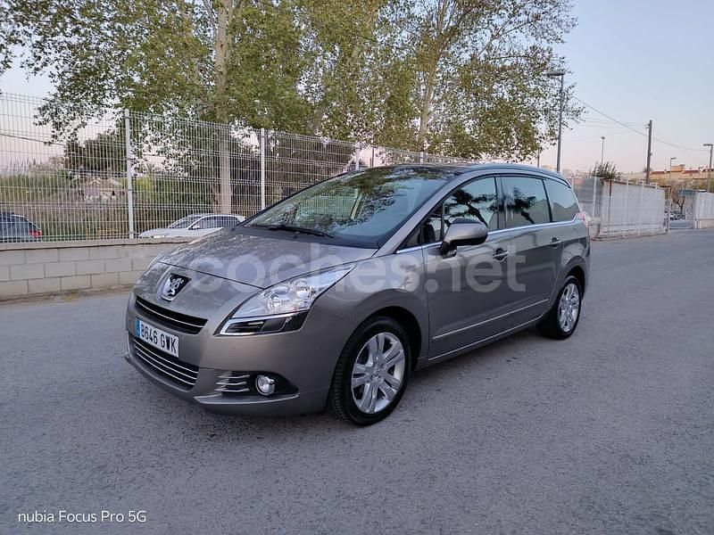 Usado Peugeot 5008 Sport 150 CV (110 kW) 2010 Marrón Monovolumen