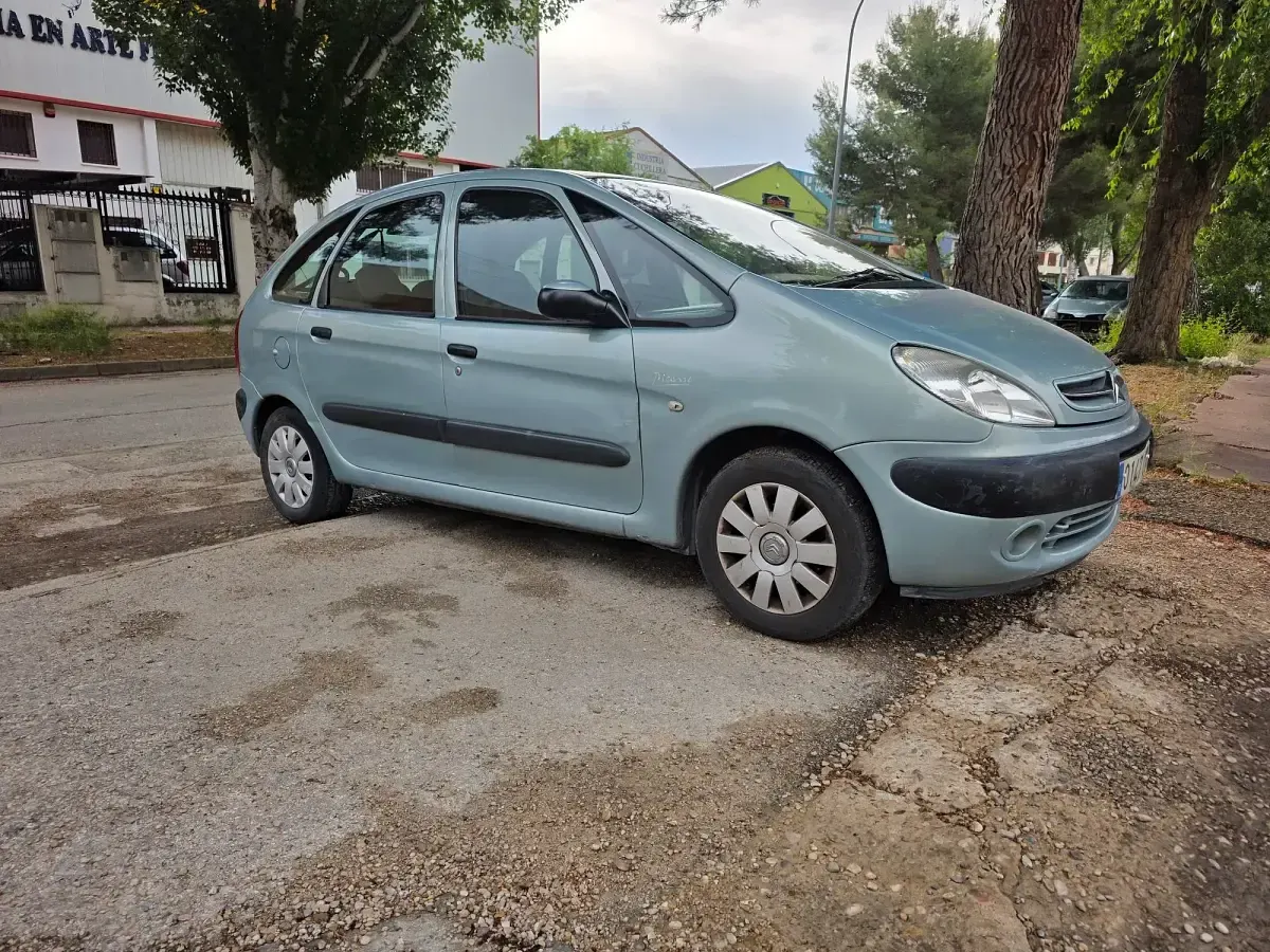 Usado Citroën Xsara Picasso 90 CV (66 kW) 2004 Azul Monovolumen