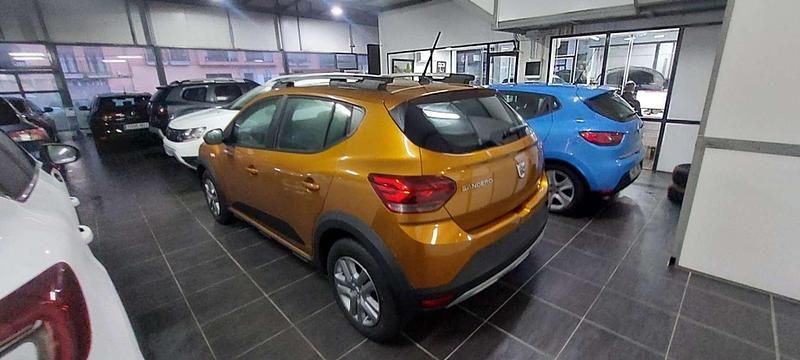 Usado Dacia Sandero Comfort 101 CV (74 kW) 2022 Amarillo Utilitario