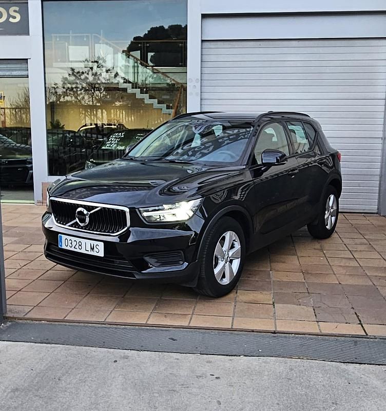 Negro Usado 2021 Volvo XC40 Momentum SUV | 23.990 € (Un poco caro) - Imagen 1/4