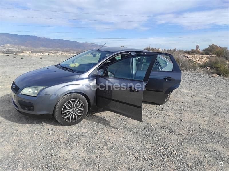 Usado Ford Focus Trend 115 CV (84 kW) 2007 Gris / plata Berlina