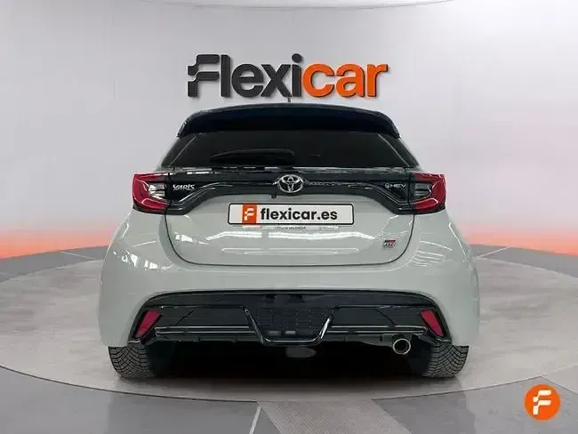 Usado Toyota Yaris Hybrid Sport 116 CV (85 kW) 2024 Gris