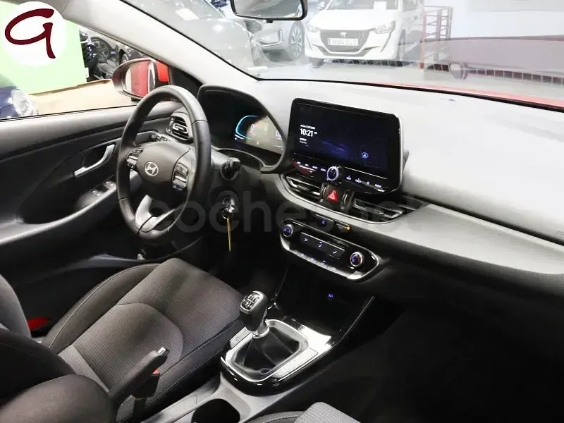 Usado Hyundai i30 100 CV (73 kW) 2024 Rojo Berlina