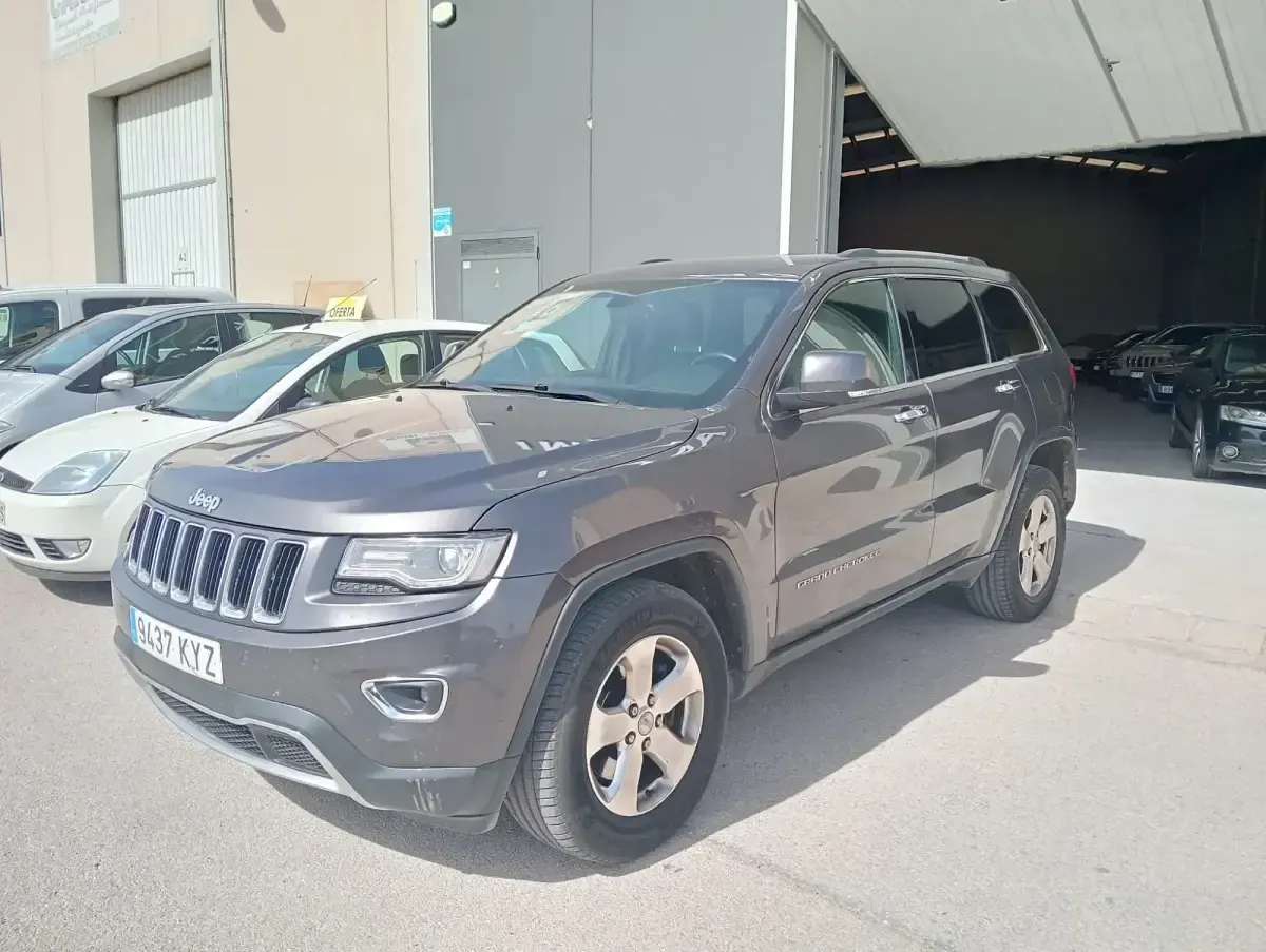 Usado Jeep Grand Cherokee Overland 250 CV (183 kW) 2014 Gris / plata SUV