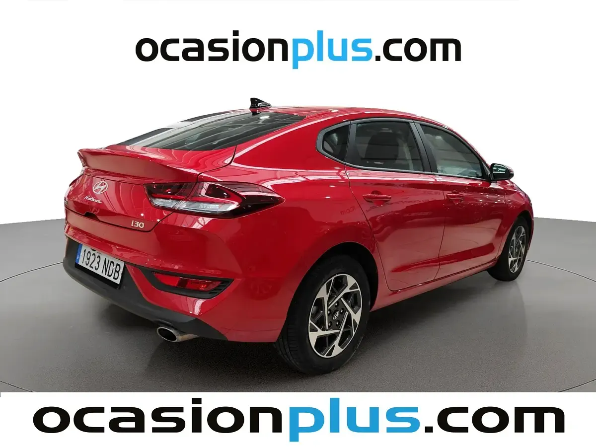 Usado Hyundai i30 100 CV (73 kW) 2025 Rojo Utilitario