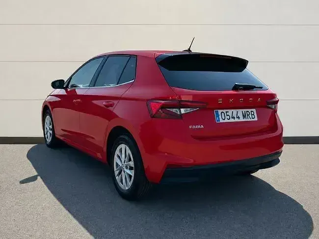 Usado Skoda Fabia Selection 95 CV (69 kW) 2024 Rojo Utilitario