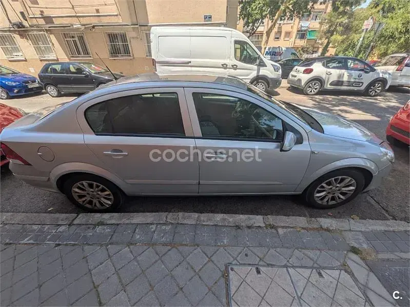 Usado Opel Astra Edition 100 CV (73 kW) 2009 Gris / plata Berlina