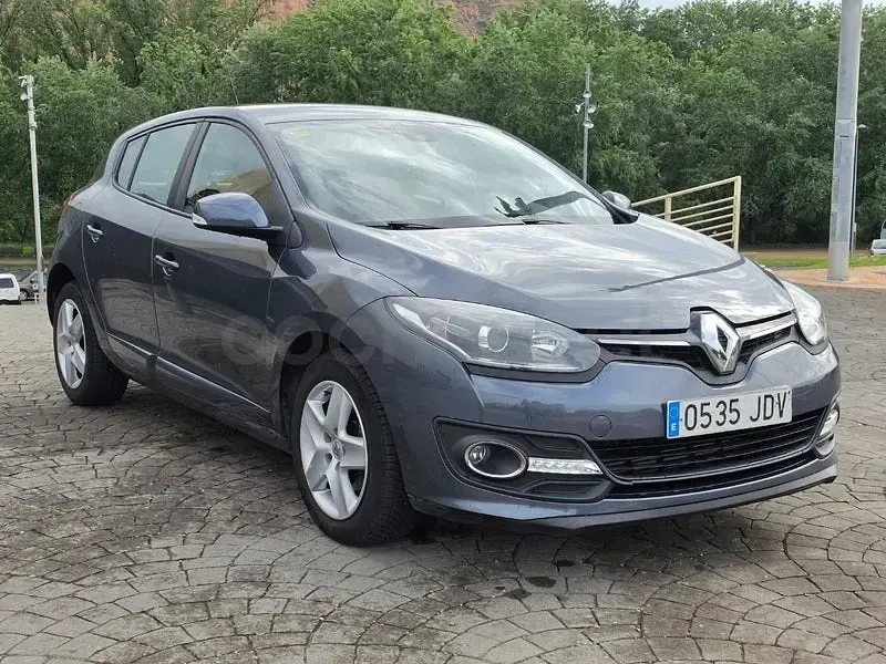 Usado Renault Mégane Business 95 CV (69 kW) 2015 Gris / plata Berlina