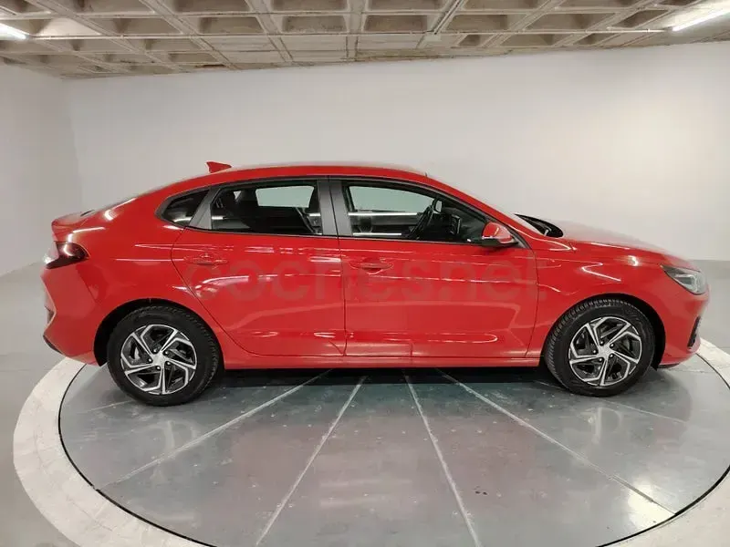 Usado Hyundai i30 120 CV (88 kW) 2021 Rojo Berlina