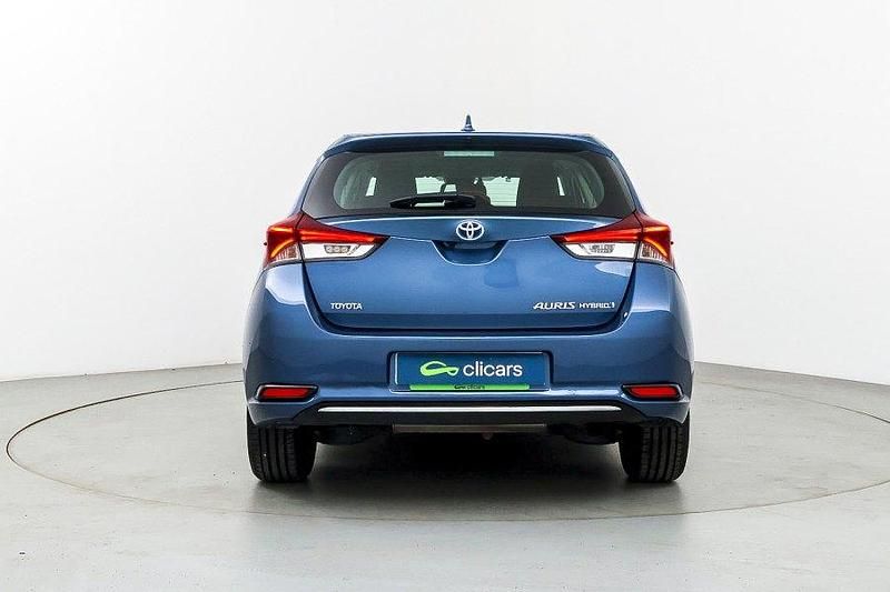 Usado Toyota Auris Hybrid Active 136 CV (100 kW) 2015 Azul Berlina