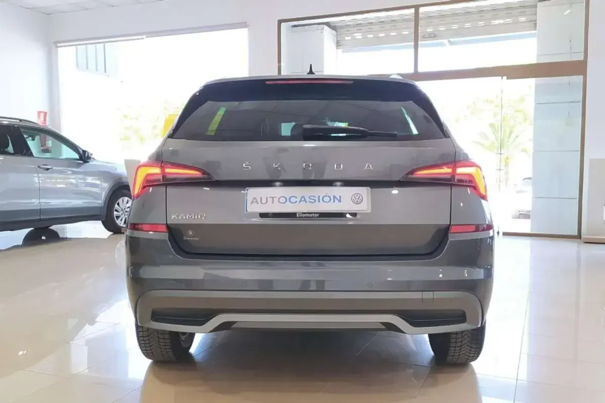 Usado Skoda Kamiq 110 CV (80 kW) 2022 Gris / plata SUV