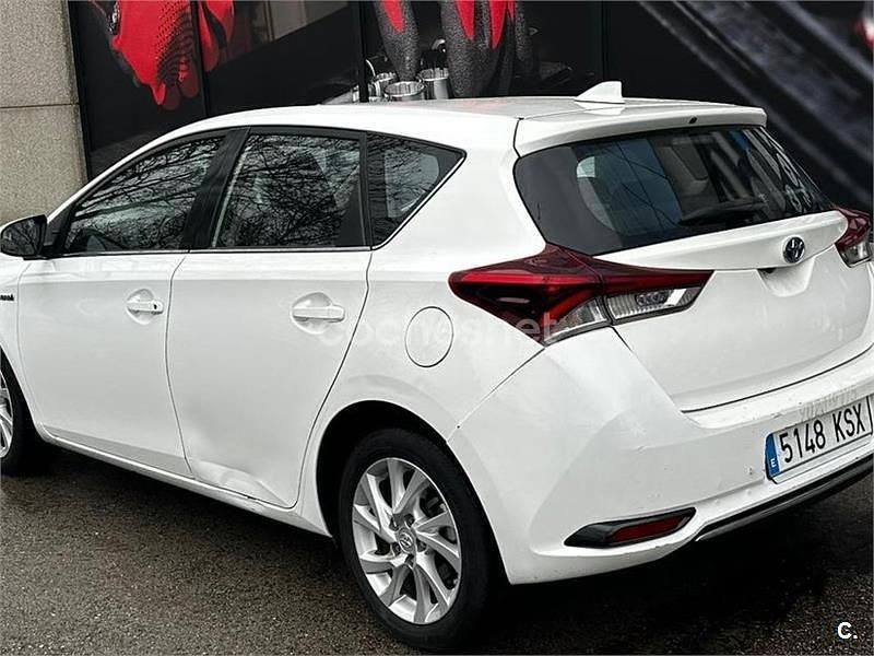Usado Toyota Auris Hybrid Business Edition 136 CV (100 kW) 2019 Blanco Berlina