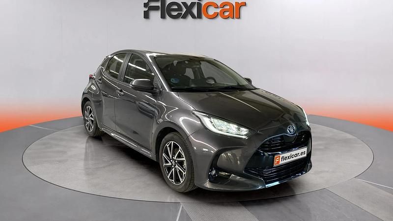 Usado Toyota Yaris Hybrid Plus 117 CV (86 kW) 2022 Gris Berlina