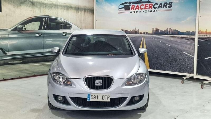 Usado Seat Leon Sport 105 CV (77 kW) 2005 Gris / plata Utilitario