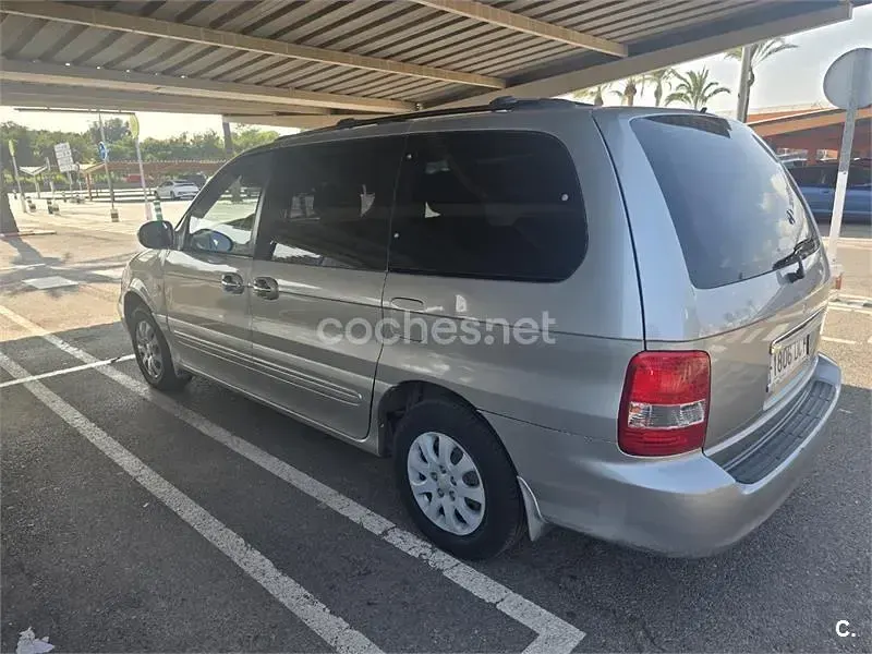 Usado Kia Carnival LX 144 CV (105 kW) 2004 Gris / plata Monovolumen