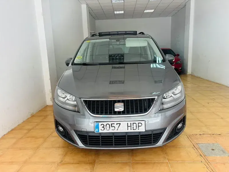 Usado Seat Alhambra Style 140 CV (102 kW) 2011 Gris / plata Monovolumen
