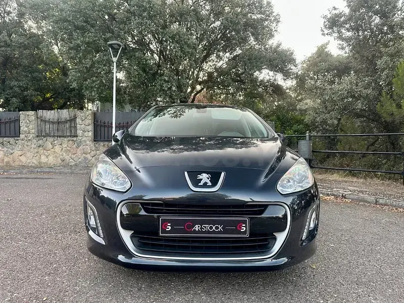 Usado Peugeot 308 Active 120 CV (88 kW) 2013 Gris / plata Berlina