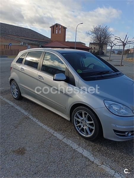 Usado Mercedes B180 109 CV (80 kW) 2011 Gris / plata Monovolumen