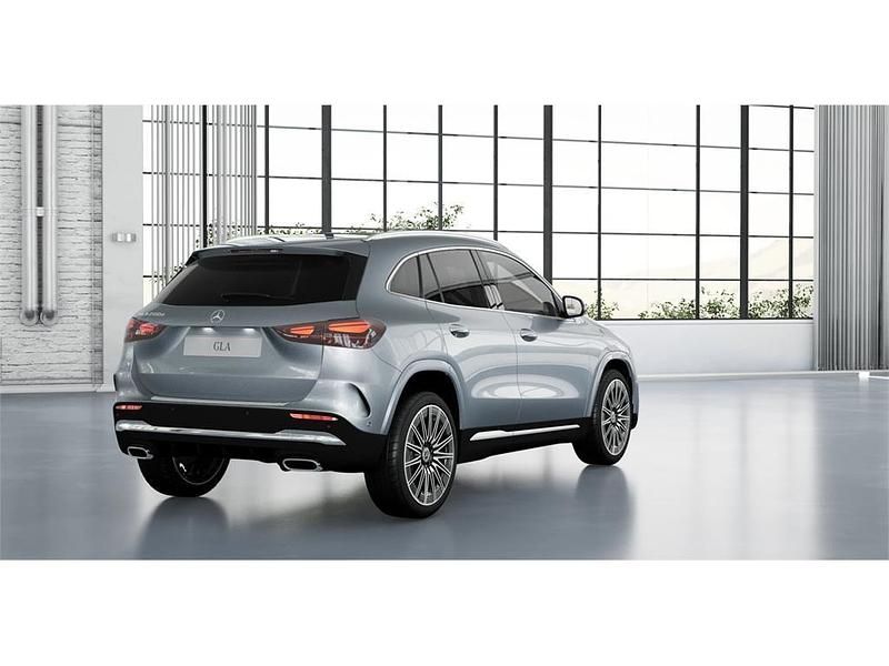 Usado Mercedes GLA200 150 CV (110 kW) 2025 Plata hightech SUV