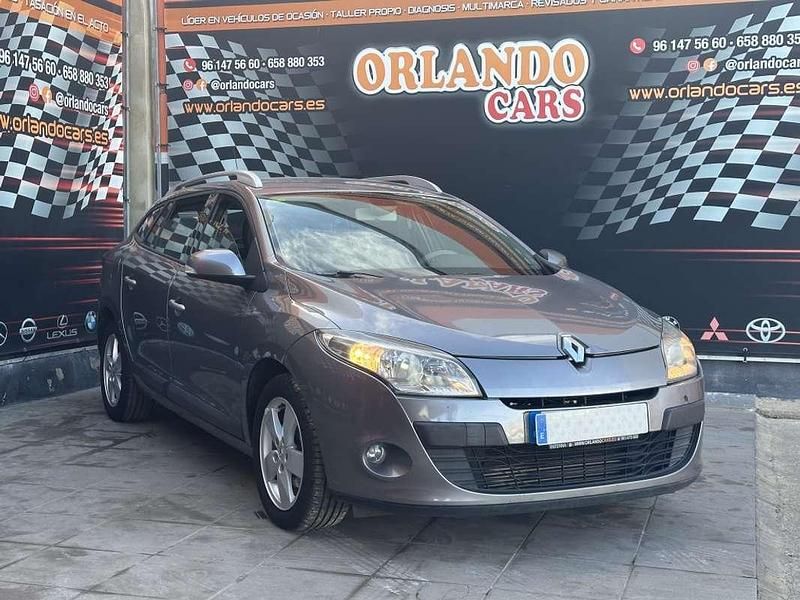 Usado Renault Mégane GrandTour Dynamique 106 CV (77 kW) 2009 Gris / plata Familiar