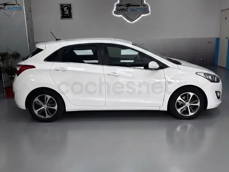 Usado Hyundai i30 GO! 110 CV (80 kW) 2017 Blanco Berlina
