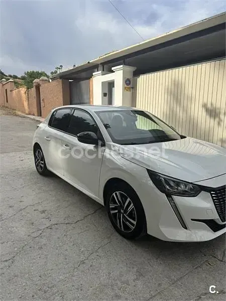 Usado Peugeot 208 Allure 100 CV (73 kW) 2023 Blanco Utilitario