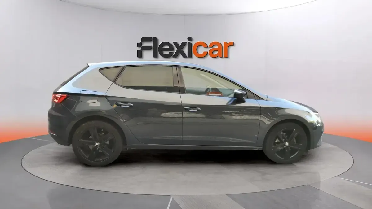 Usado Seat Leon FR 130 CV (95 kW) 2019 Gris Berlina