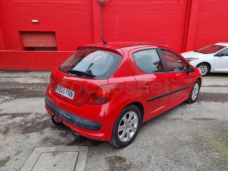 Usado Peugeot 207 110 CV (80 kW) 2007 Rojo Berlina