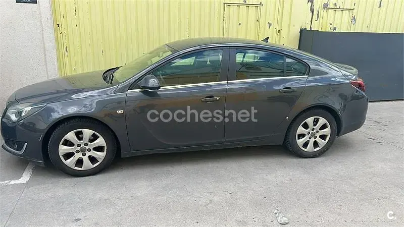 Usado Opel Insignia Selective 130 CV (95 kW) 2016 Marrón Berlina