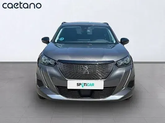 Usado Peugeot 2008 Allure 100 CV (73 kW) 2022 Gris / plata SUV