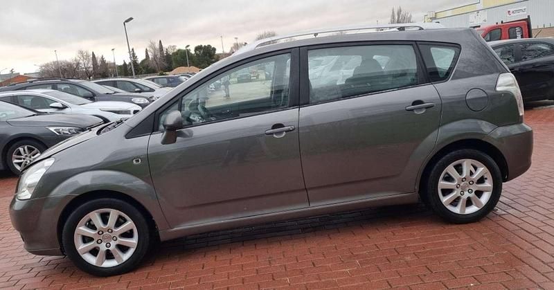Usado Toyota Corolla Verso Sol 129 CV (94 kW) 2006 Gris Monovolumen