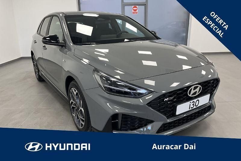 Gris Nuevo 2025 Hyundai i30 N Line Berlina | 23.900 € (Precio justo) - Imagen 1/4