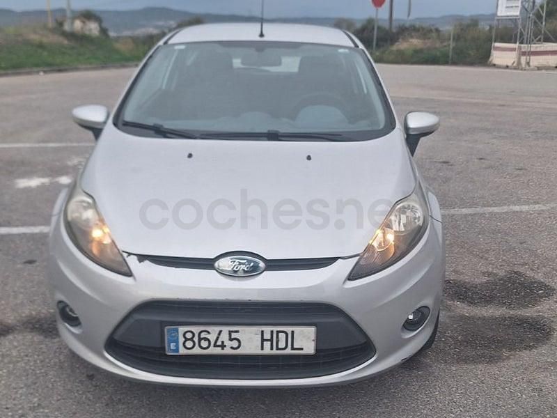 Usado Ford Fiesta Trend 95 CV (69 kW) 2011 Gris / plata Utilitario