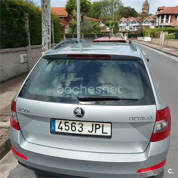 Usado Skoda Octavia Ambition 110 CV (80 kW) 2017 Gris / plata Familiar