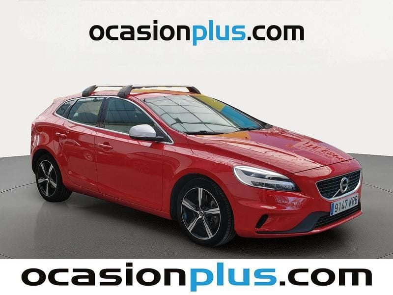Begagnad Volvo V40 R-Design Momentum 152 HK (111 kW) 2018 Röd Halvkombi