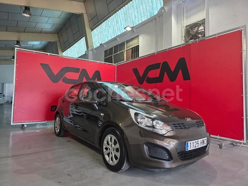 Marrón Usado 2014 Kia Rio Berlina | 6990 € (Precio justo) - Imagen 1/4