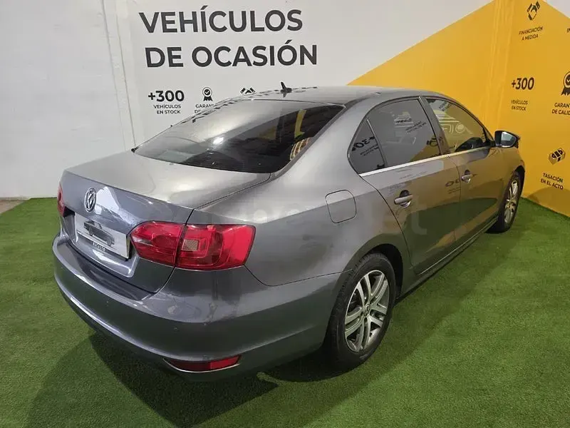 Usado VW Jetta Sport 105 CV (77 kW) 2011 Gris / plata Berlina