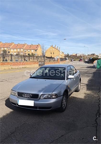 Usado Audi A4 125 CV (91 kW) 1998 Gris / plata Berlina