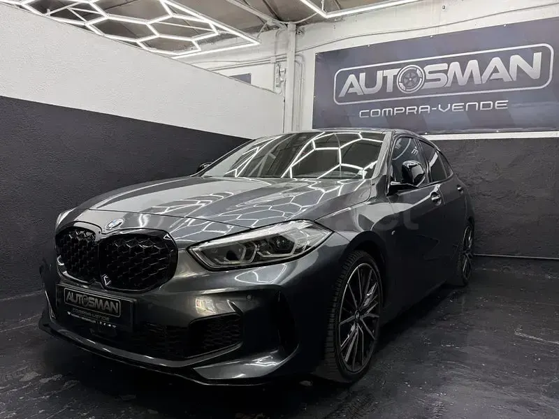 Usado BMW M135 Comfort Edition 306 CV (225 kW) 2021 Gris / plata Utilitario